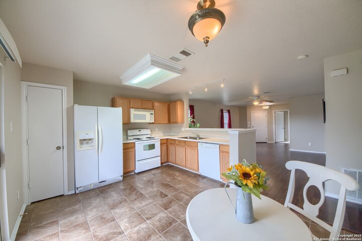 Property Photo: 647 Cherokee TX 78132