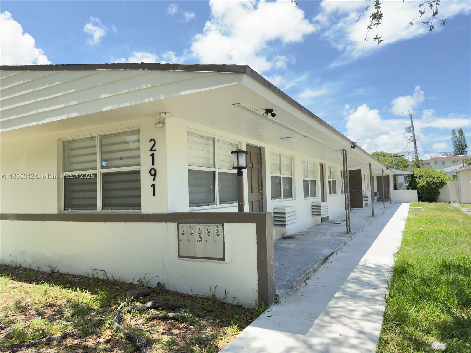Property Photo: 2191 NE 167th St 3 FL 33162