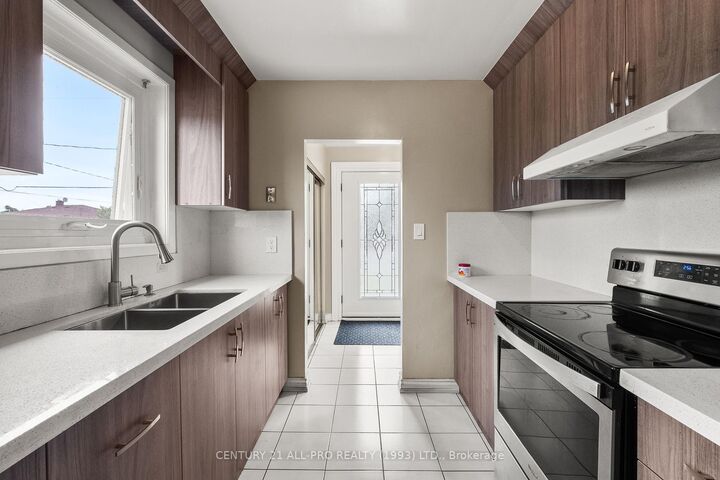 84 Goldsboro Road  Toronto ON M9L 1A7 photo
