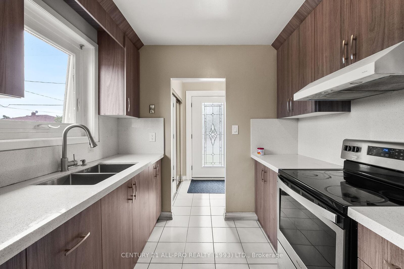 Photo de la propriété: 84 Goldsboro Road ON M9L 1A7