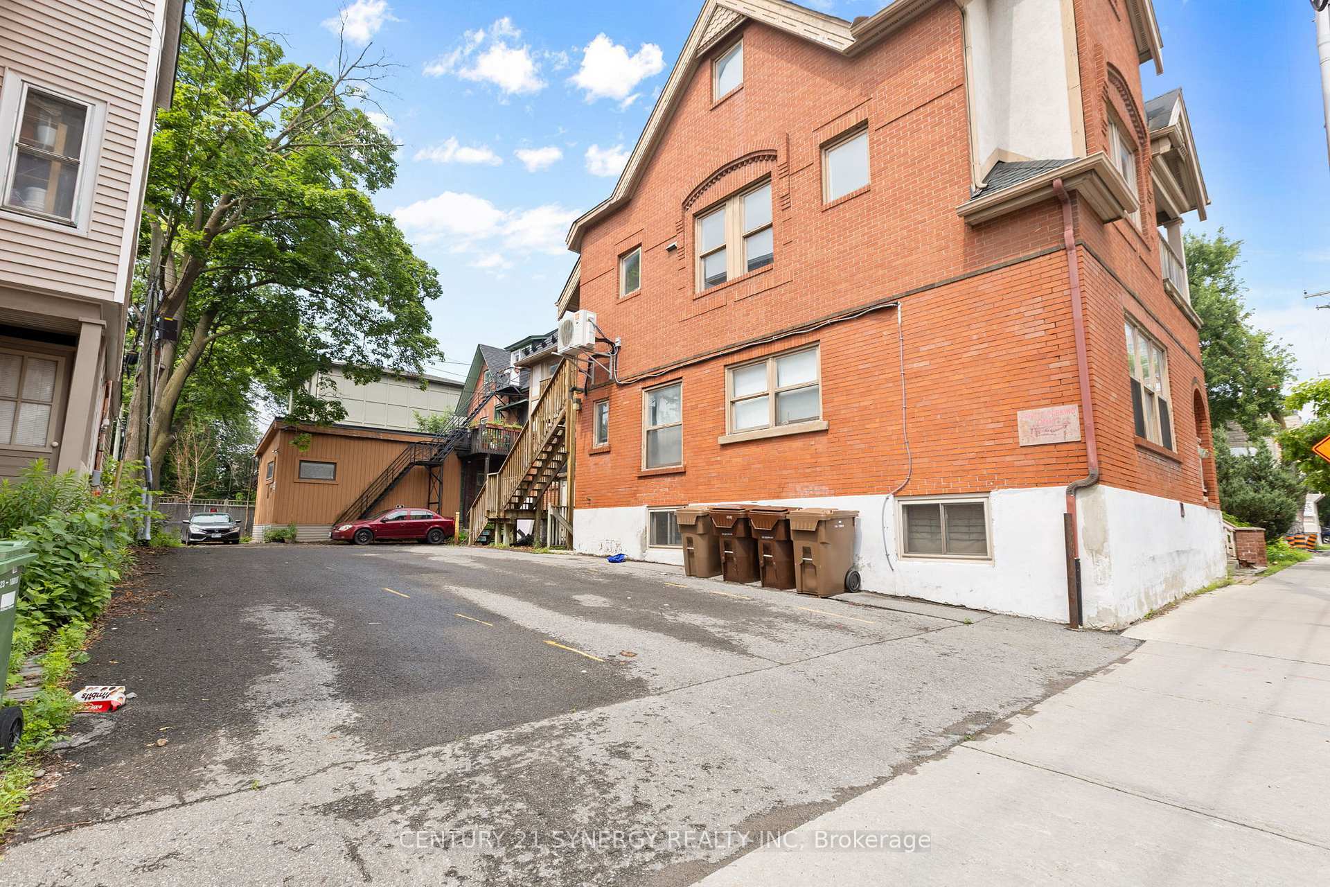 Property Photo: 450 Maclaren Street 6 ON K1R 5K6