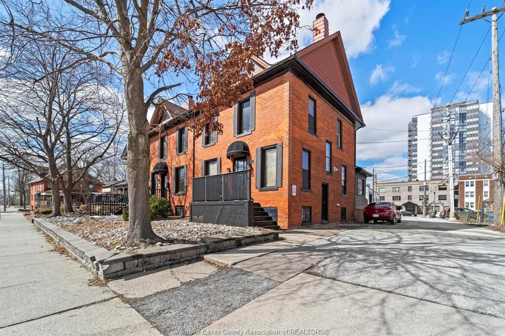 Property Photo:  560 Chatham Street  ON N9A 5N2 
