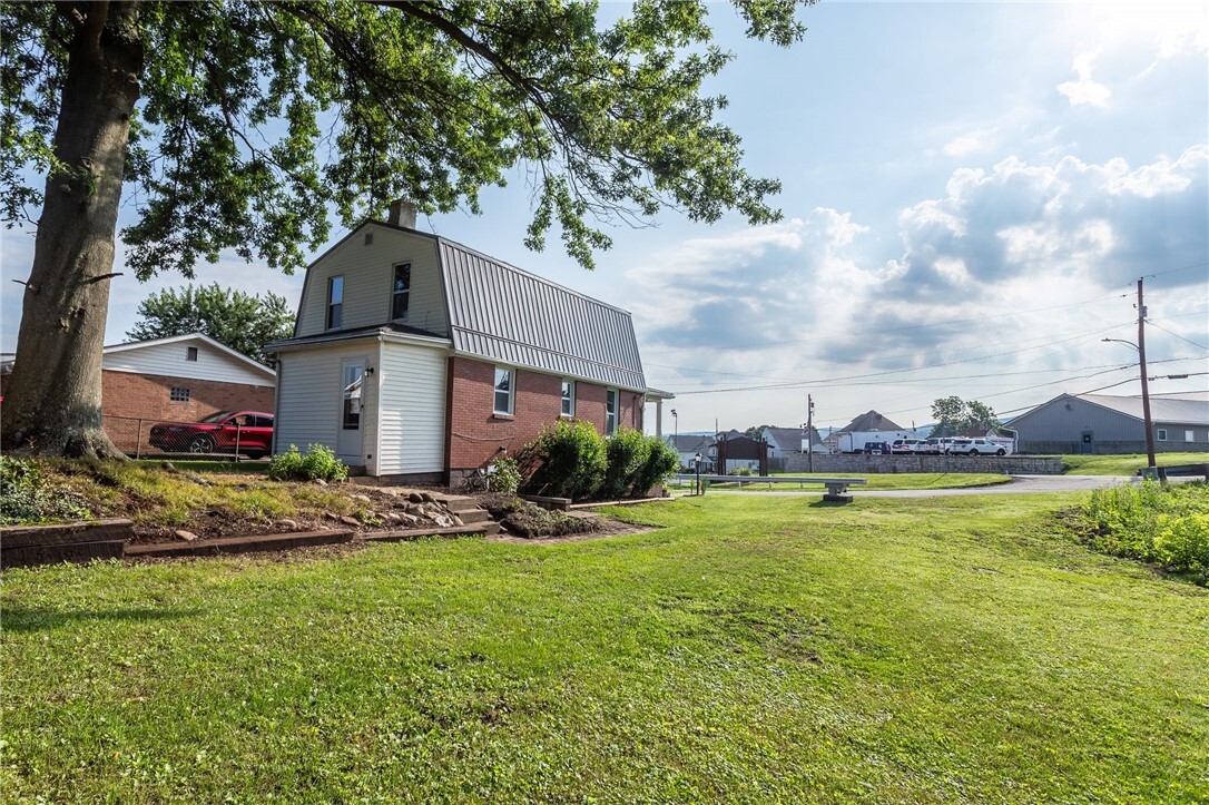 Property Photo: 714 S 11th St PA 15425
