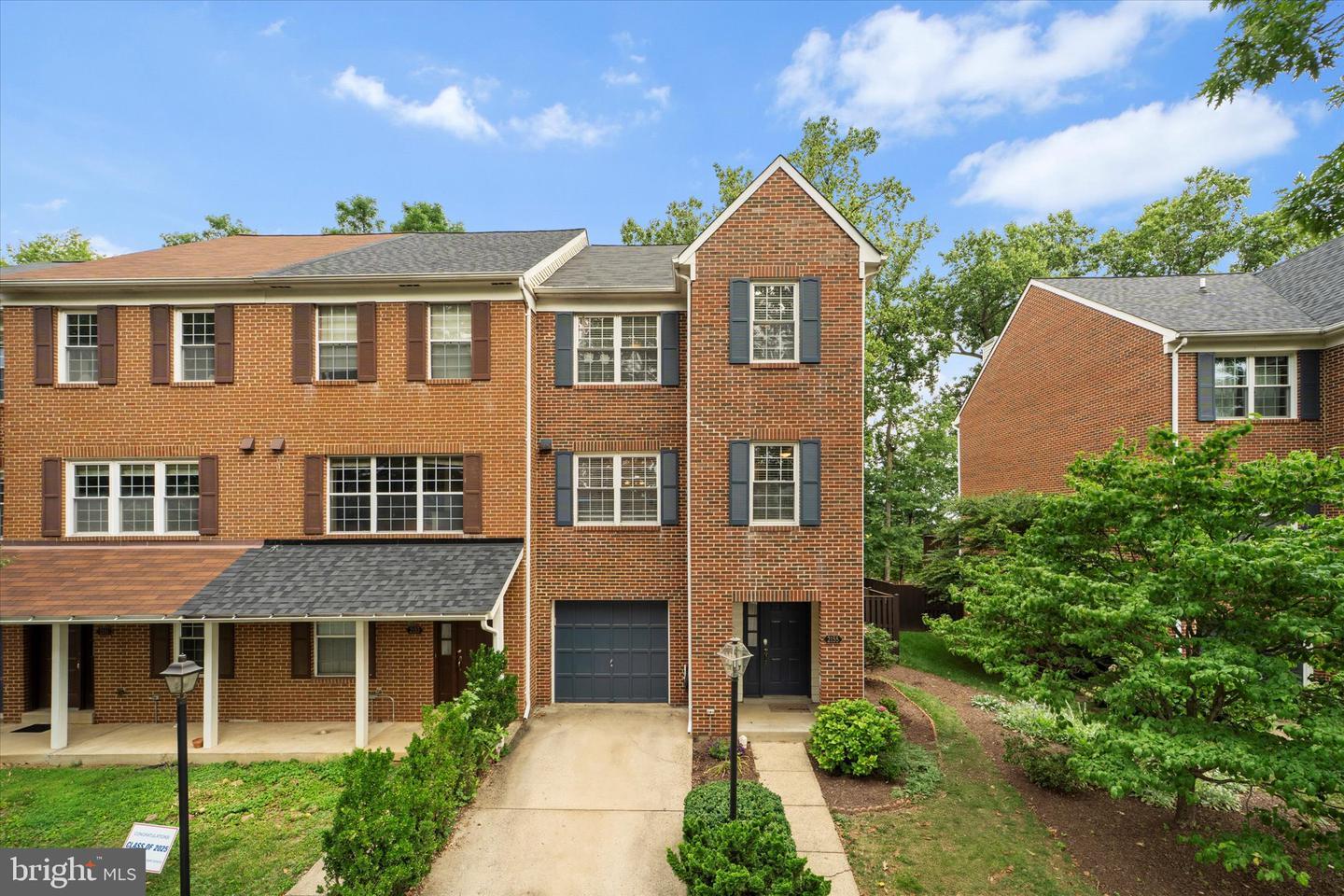 Property Photo: 2155 Dominion Way VA 22043