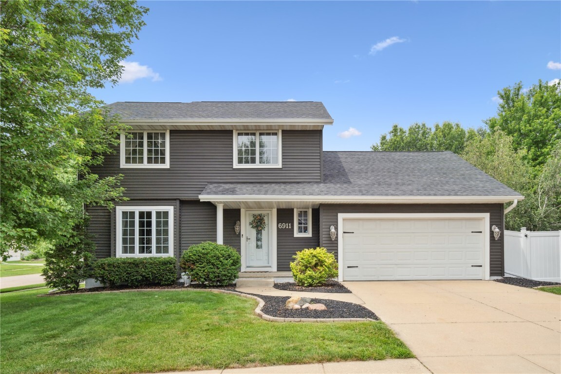 Property Photo: 6911 Winthrop Rd NE IA 52402