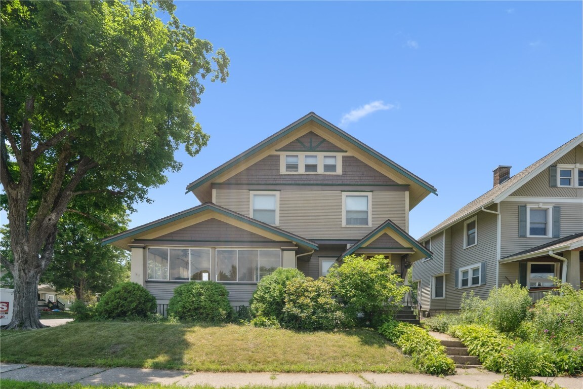 Property Photo: 1727 Grande Avenue SE IA 52403