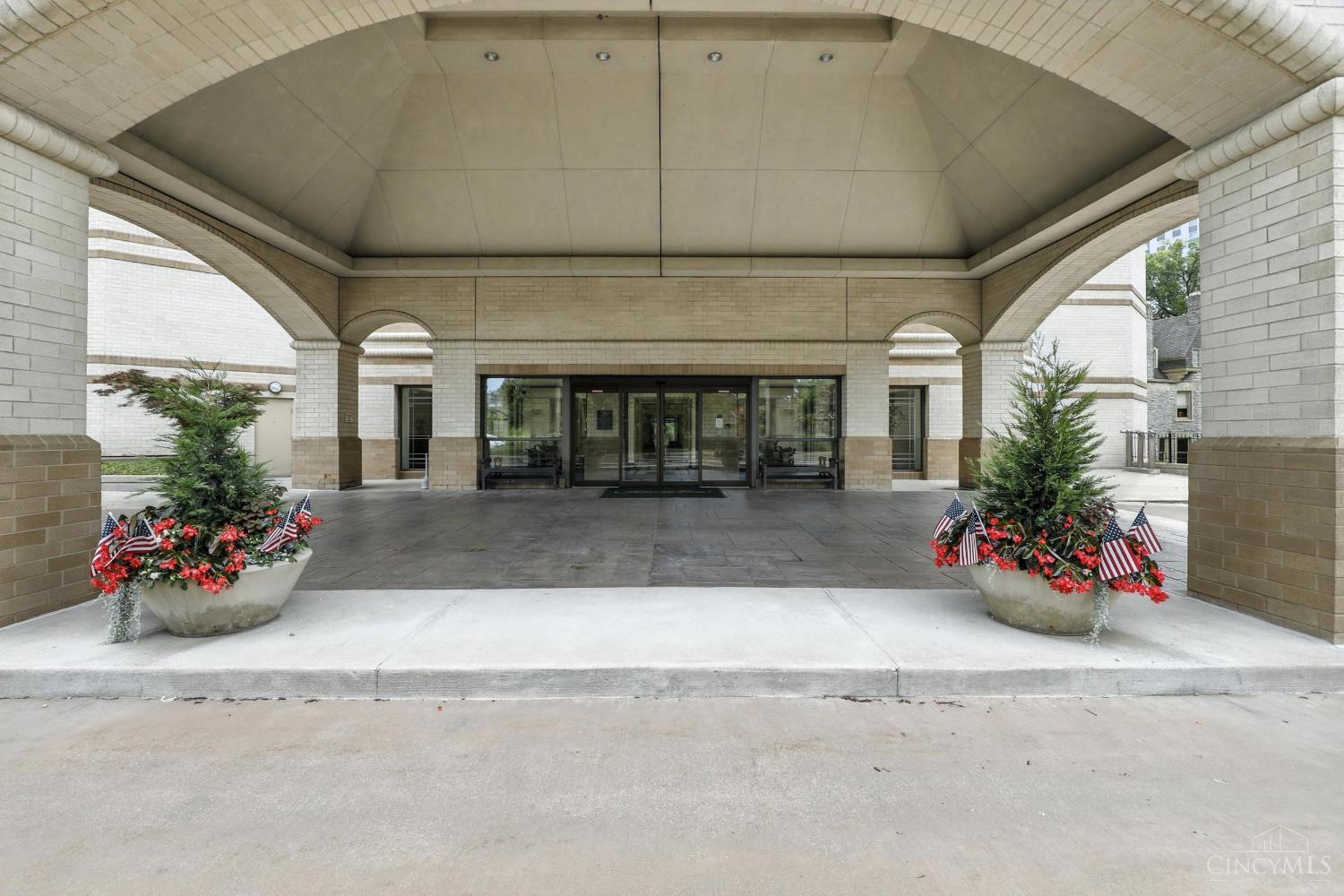 Property Photo: 1201 Edgecliff Place OH 45206