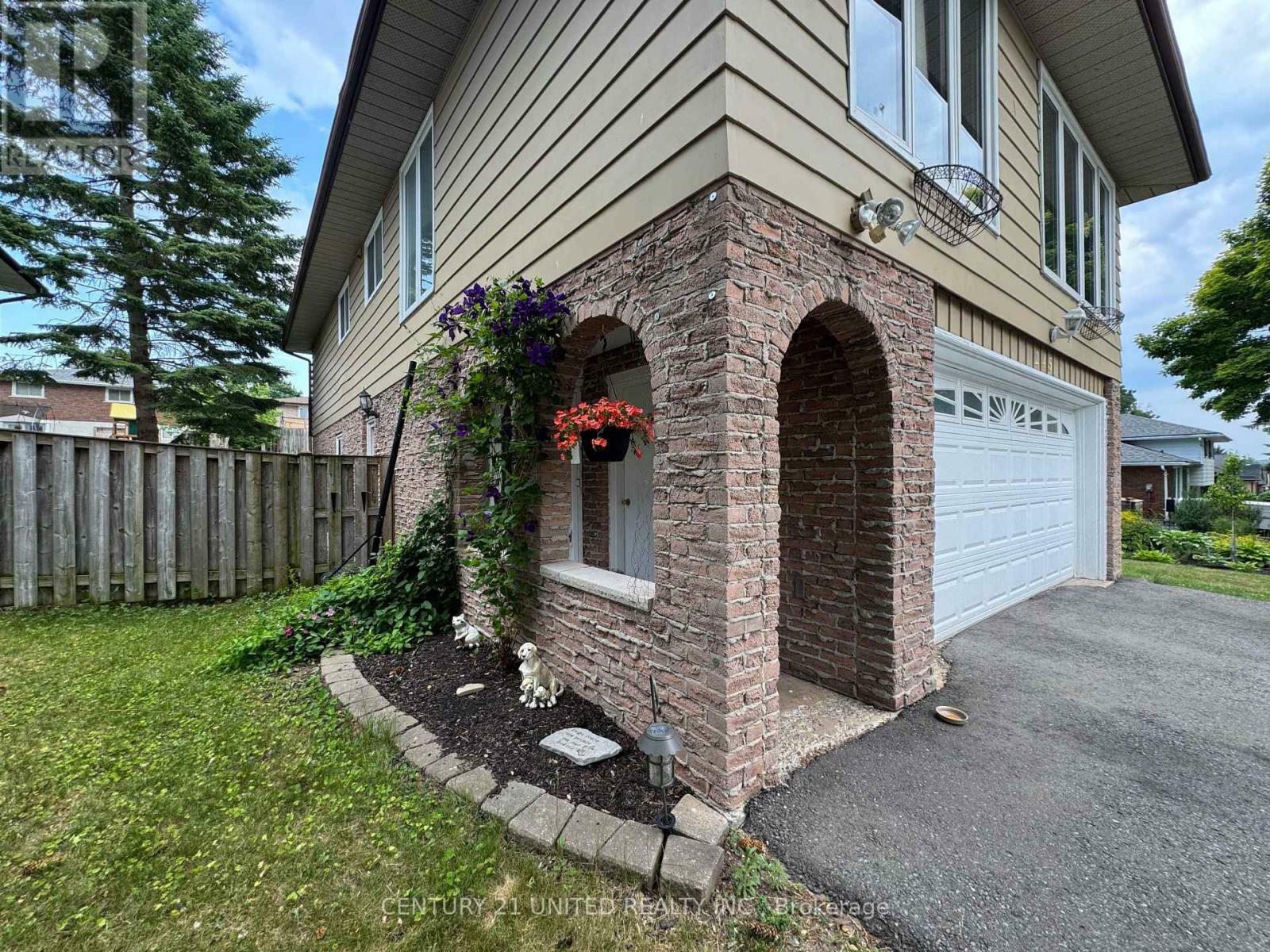 Photo de la propriété: 245 Maxwell Avenue ON K9J 1B4