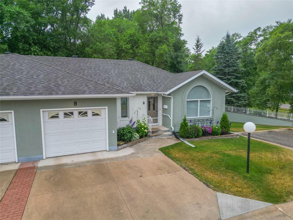 Property Photo: 8 Carlton Place MB R7B 3Y1