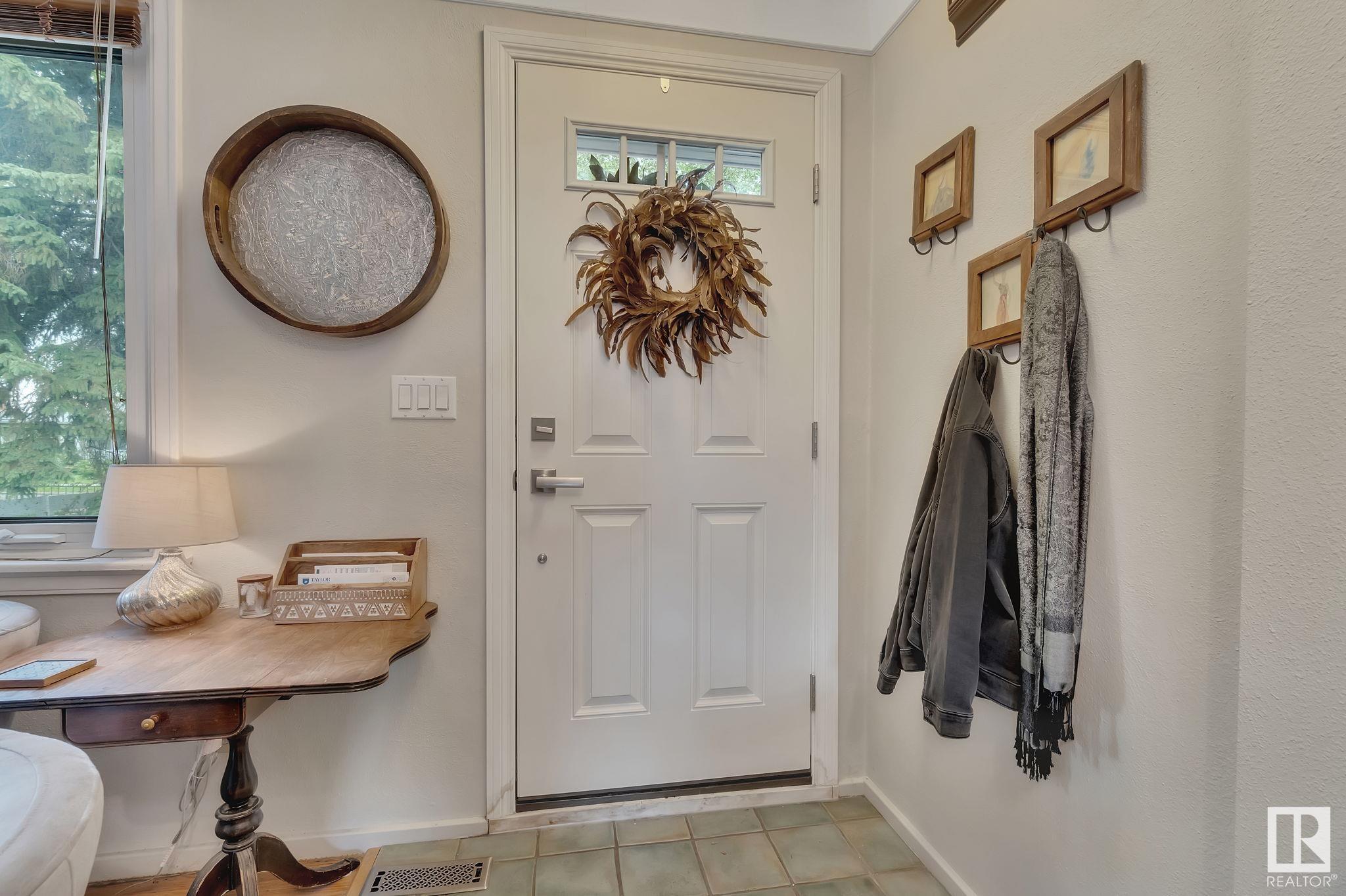 Photo de la propriété: 9253 86 Street NW AB T6C 3E5