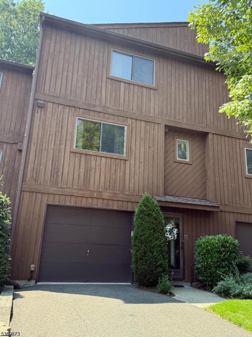 Property Photo: 9 Regal Ct NJ 07506