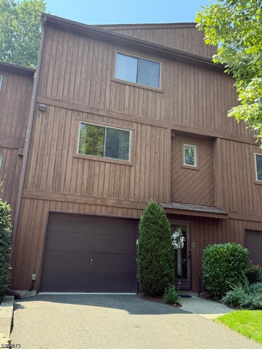 Property Photo:  9 Regal Ct  NJ 07506 