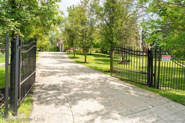 Property Photo:  6120 Evanswood Road  MI 48085 1134 