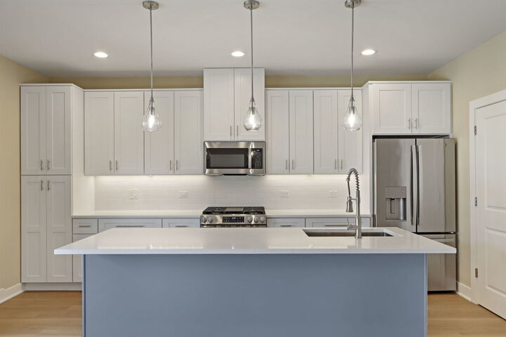 Property Photo: 150 Washington Street 150 IL 60010