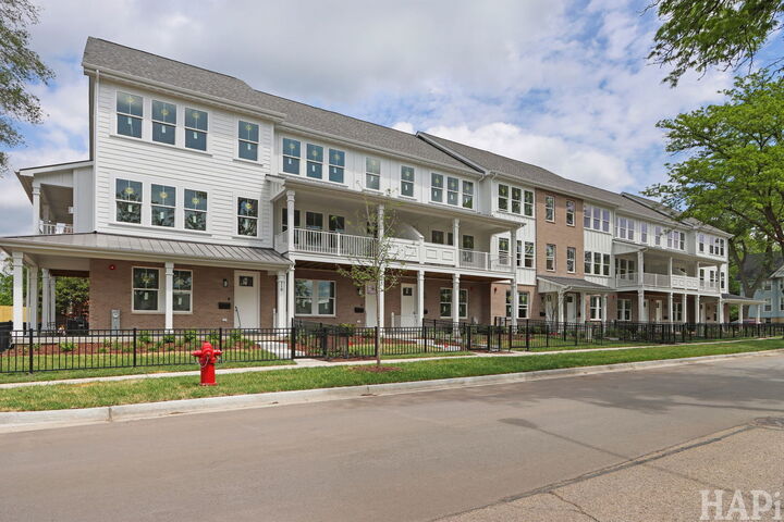 Property Photo: 150 Washington Street 150 IL 60010