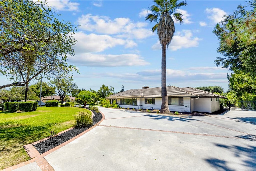 Property Photo: 6 Woodland Lane CA 91006
