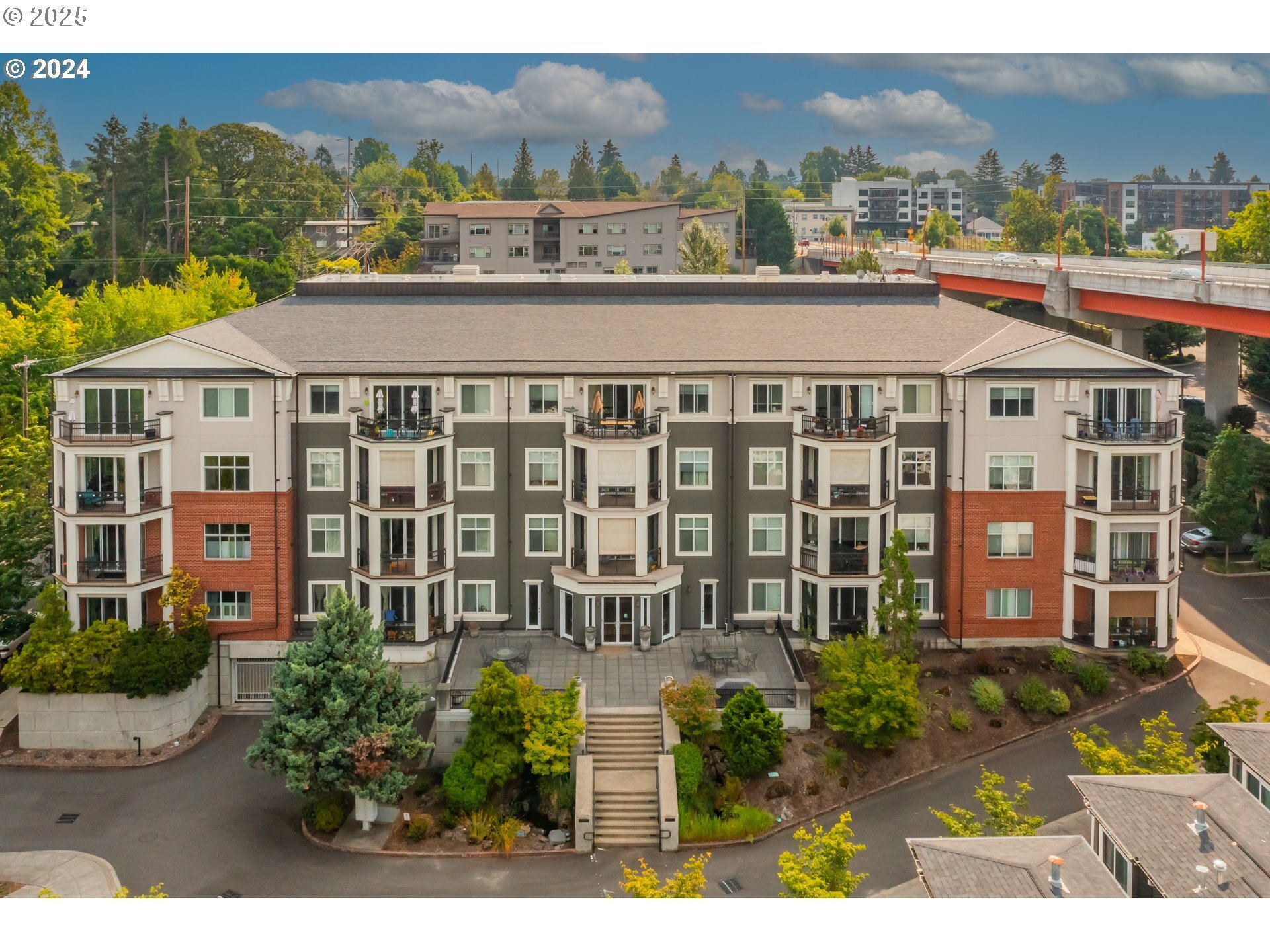 Property Photo: 196 SE Spokane St 101 OR 97202