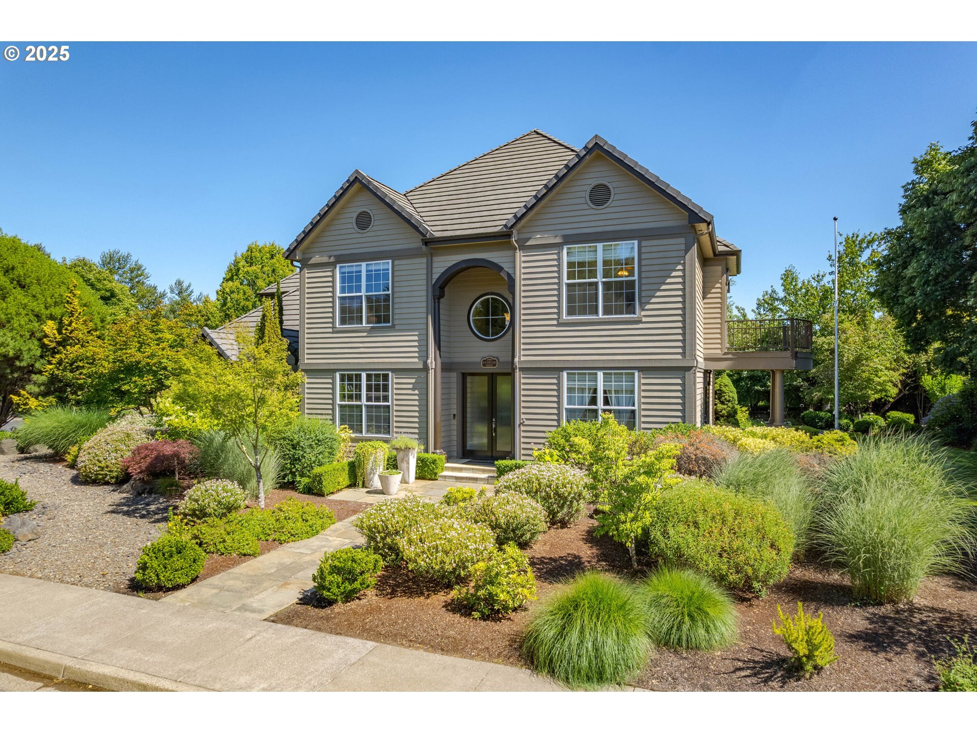 Property Photo: 2808 Edgewater Dr OR 97401