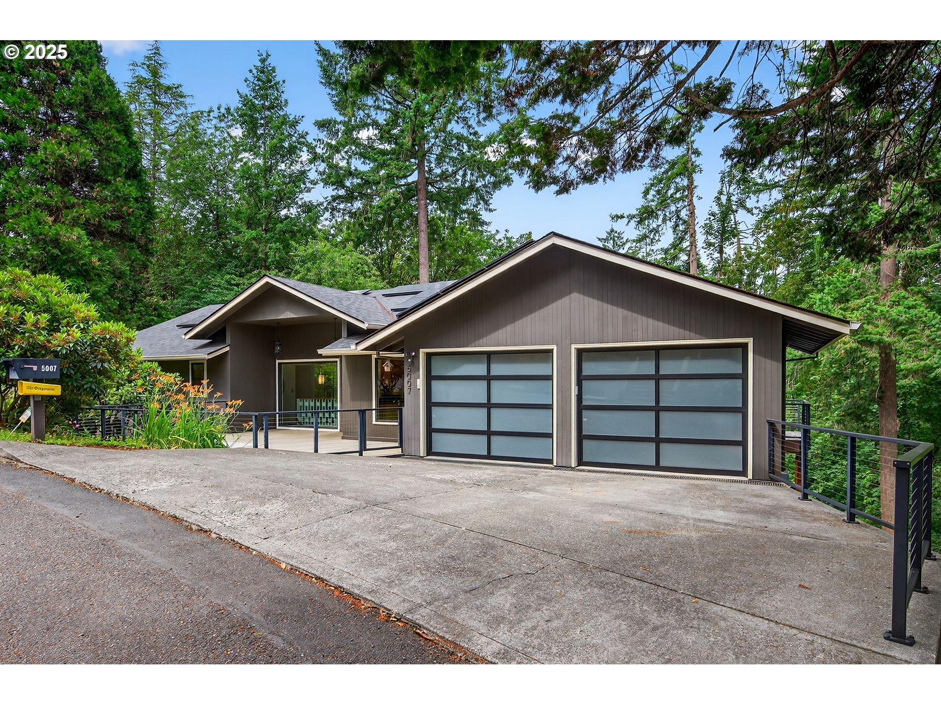 Property Photo: 5007 SW Humphrey Park Rd OR 97221