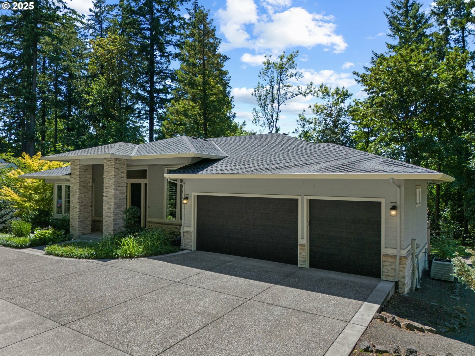 Property Photo: 3425 SW 57th Ave OR 97221