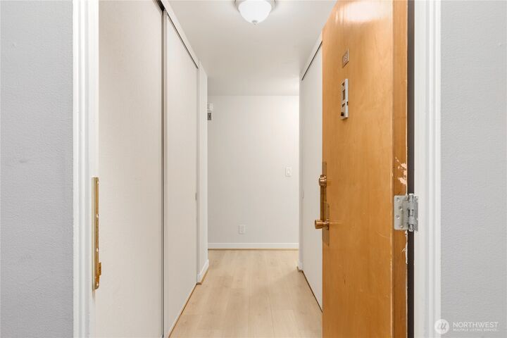 Property Photo:  5101 NE 55th Street 103  WA 98105 