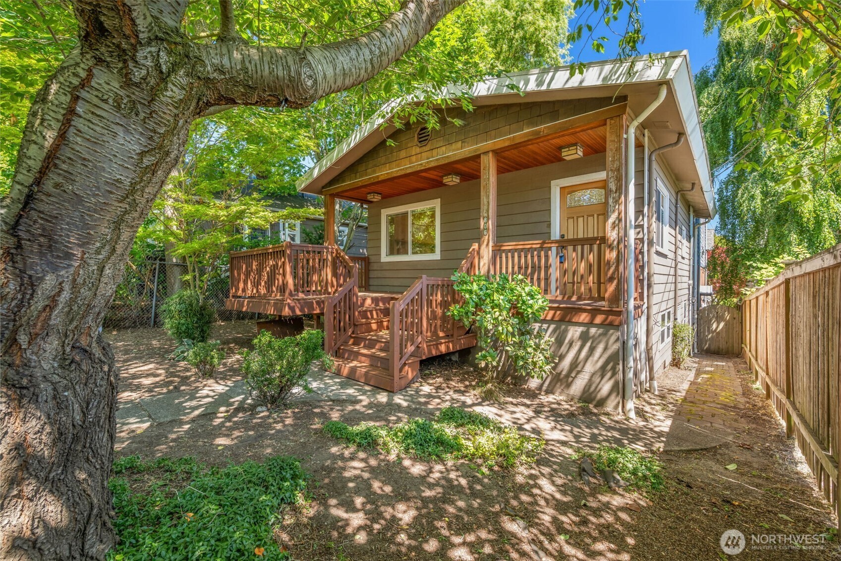 Property Photo: 806 W Argand Street WA 98119