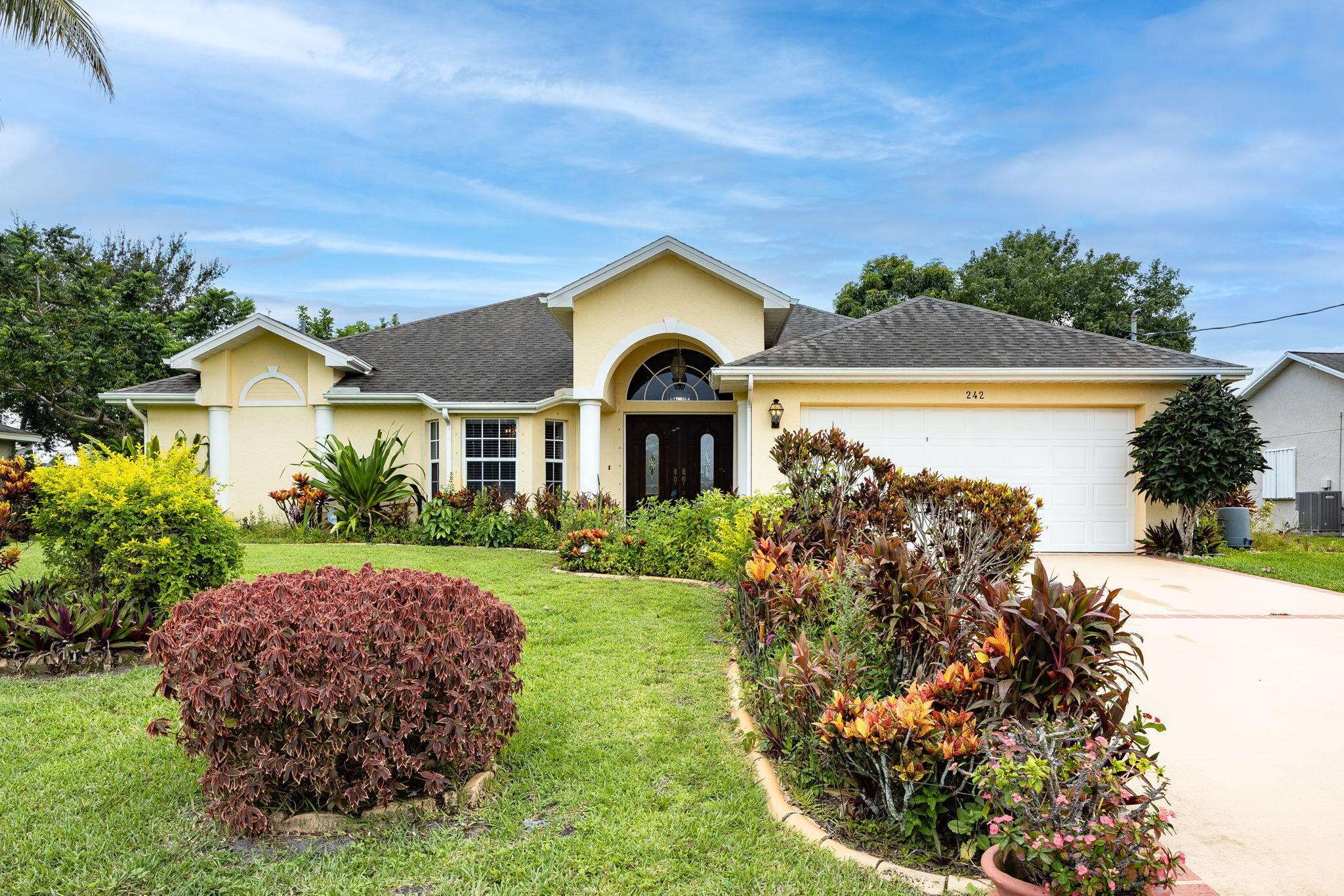 Property Photo: 242 SW Amesbury Ave Avenue FL 34953