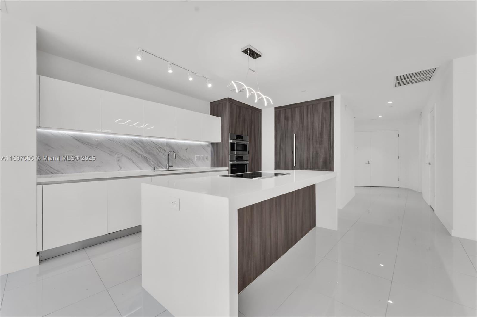 Property Photo: 851 NE 1st Ave 3712 FL 33132