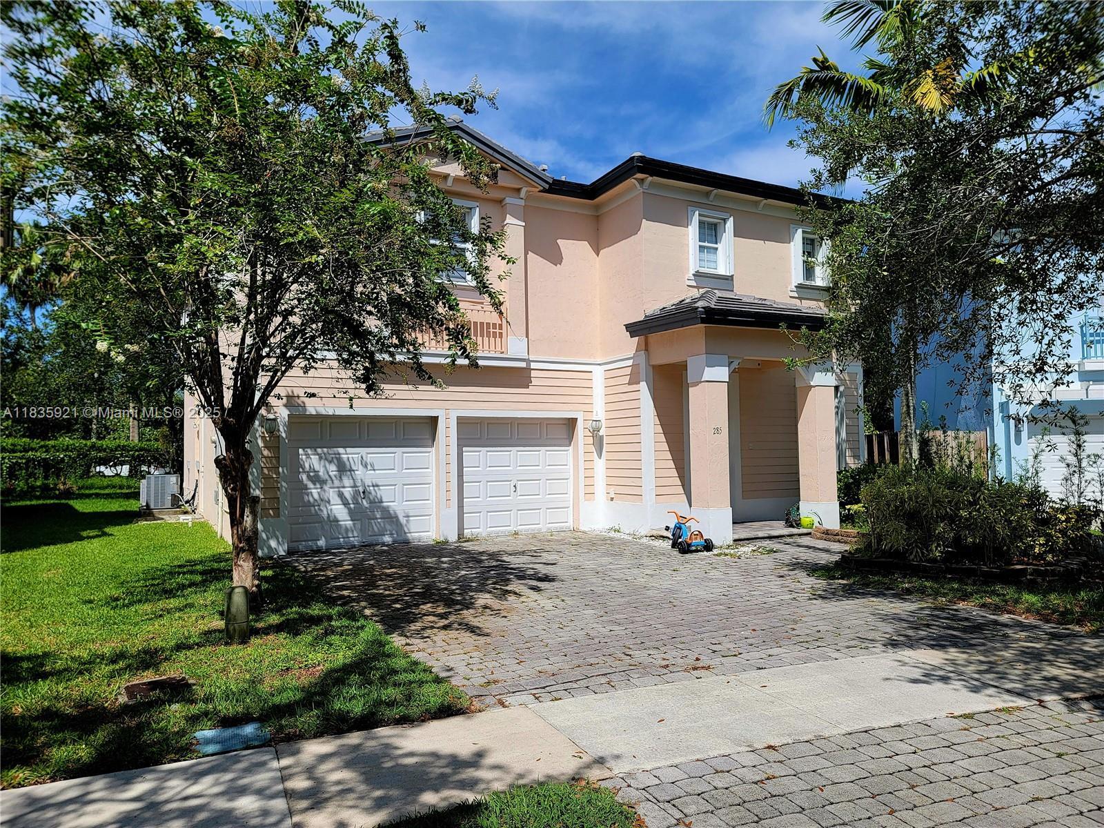 Property Photo: 285 NE 32 Ter FL 33033