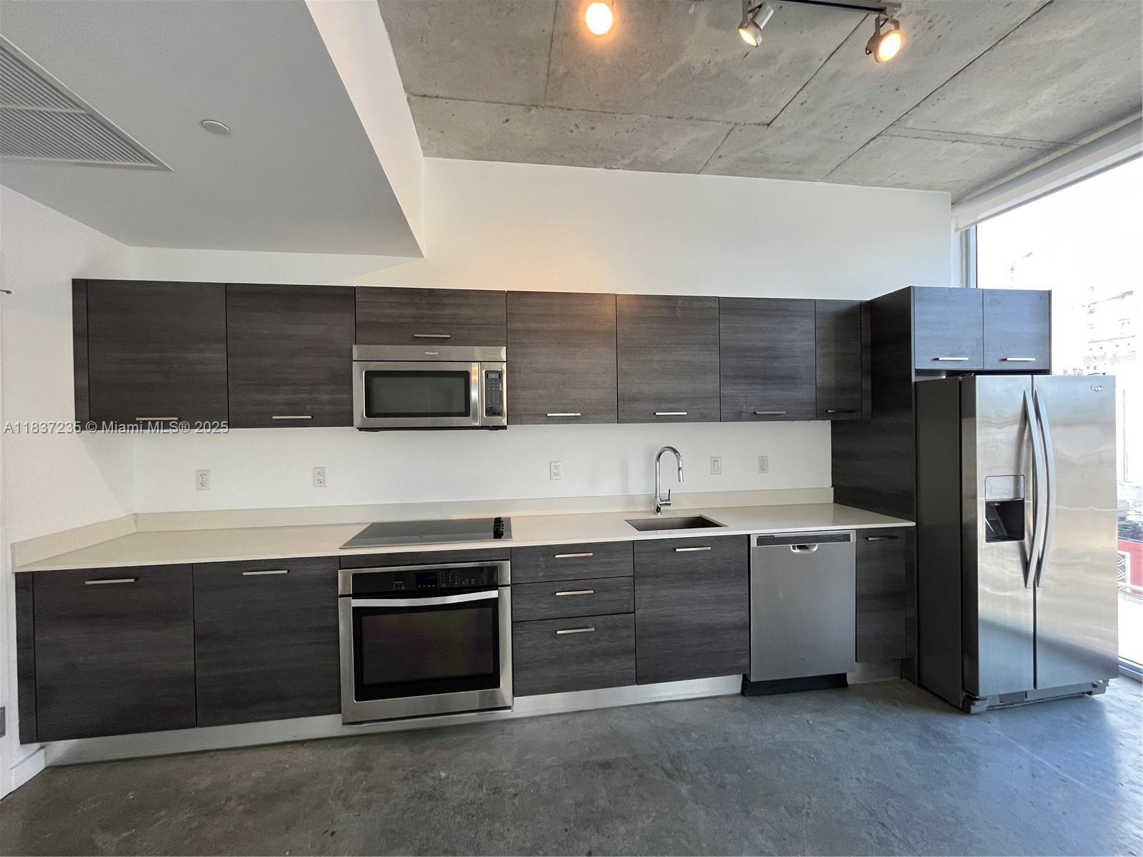 Property Photo: 151 SE 1st St 902 FL 33131