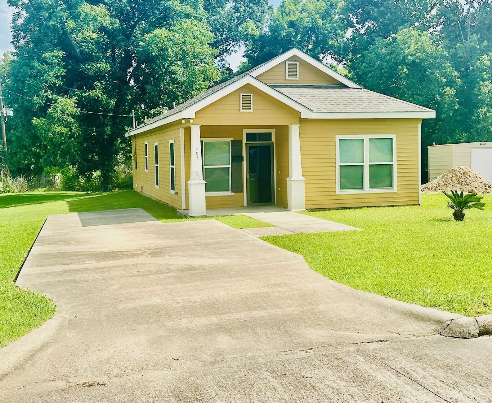 Property Photo: 405 E Simmons TX 77703