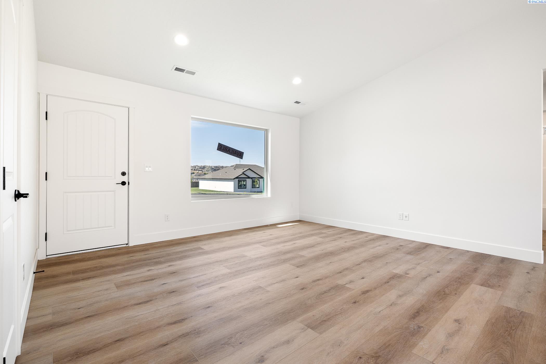 Property Photo: 6562 W 30th Pl WA 99338