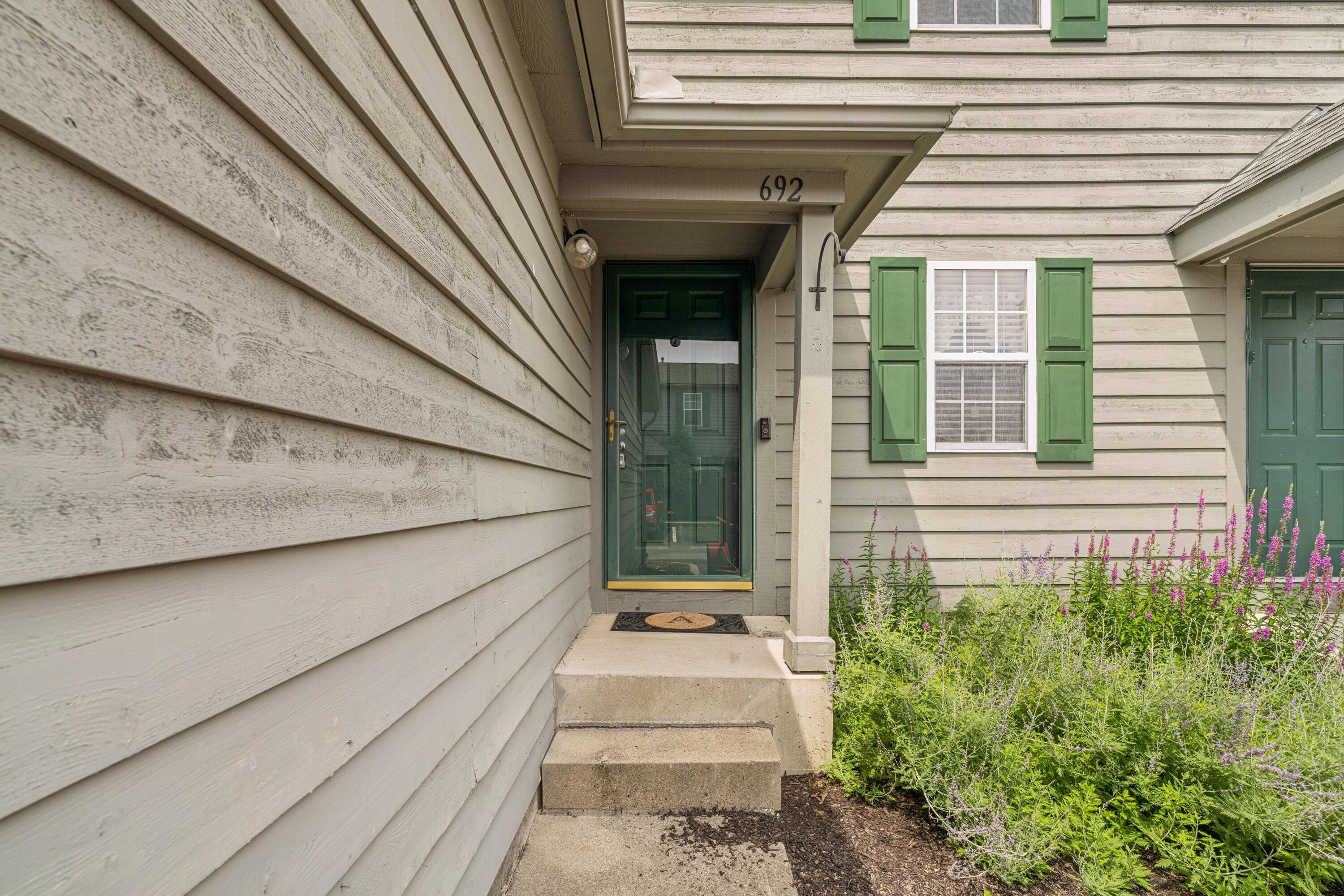 Property Photo: 692 Parkbluff Way OH 43035