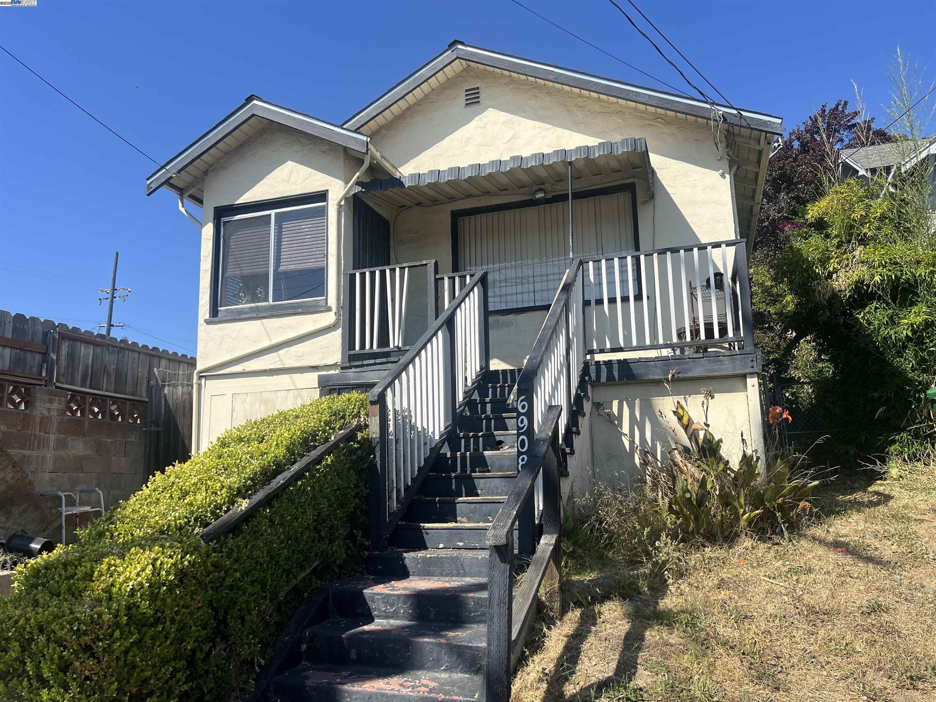 Property Photo: 6908 Macarthur Blvd CA 94605