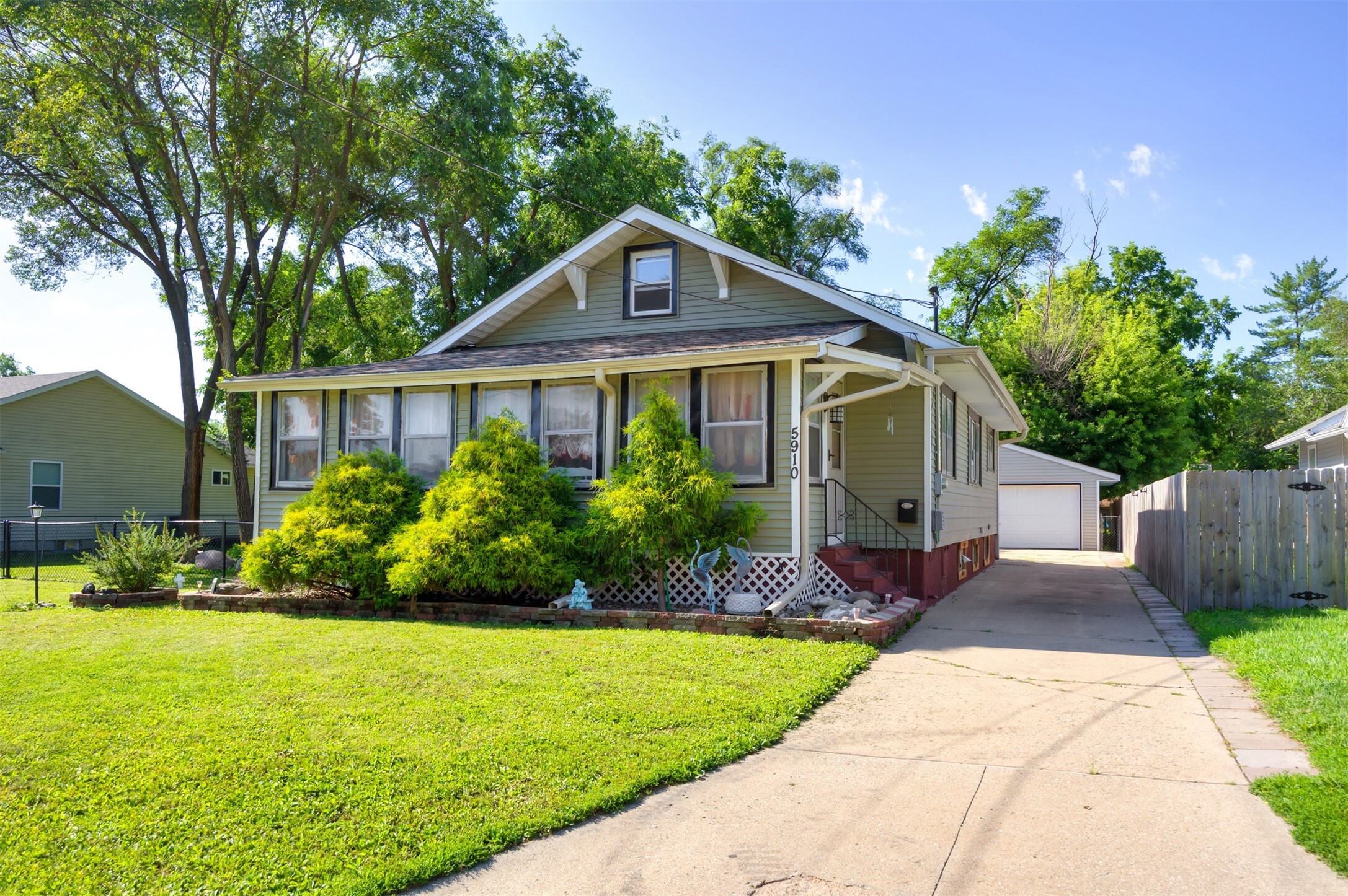 Property Photo: 5910 Tonka Avenue IA 50312