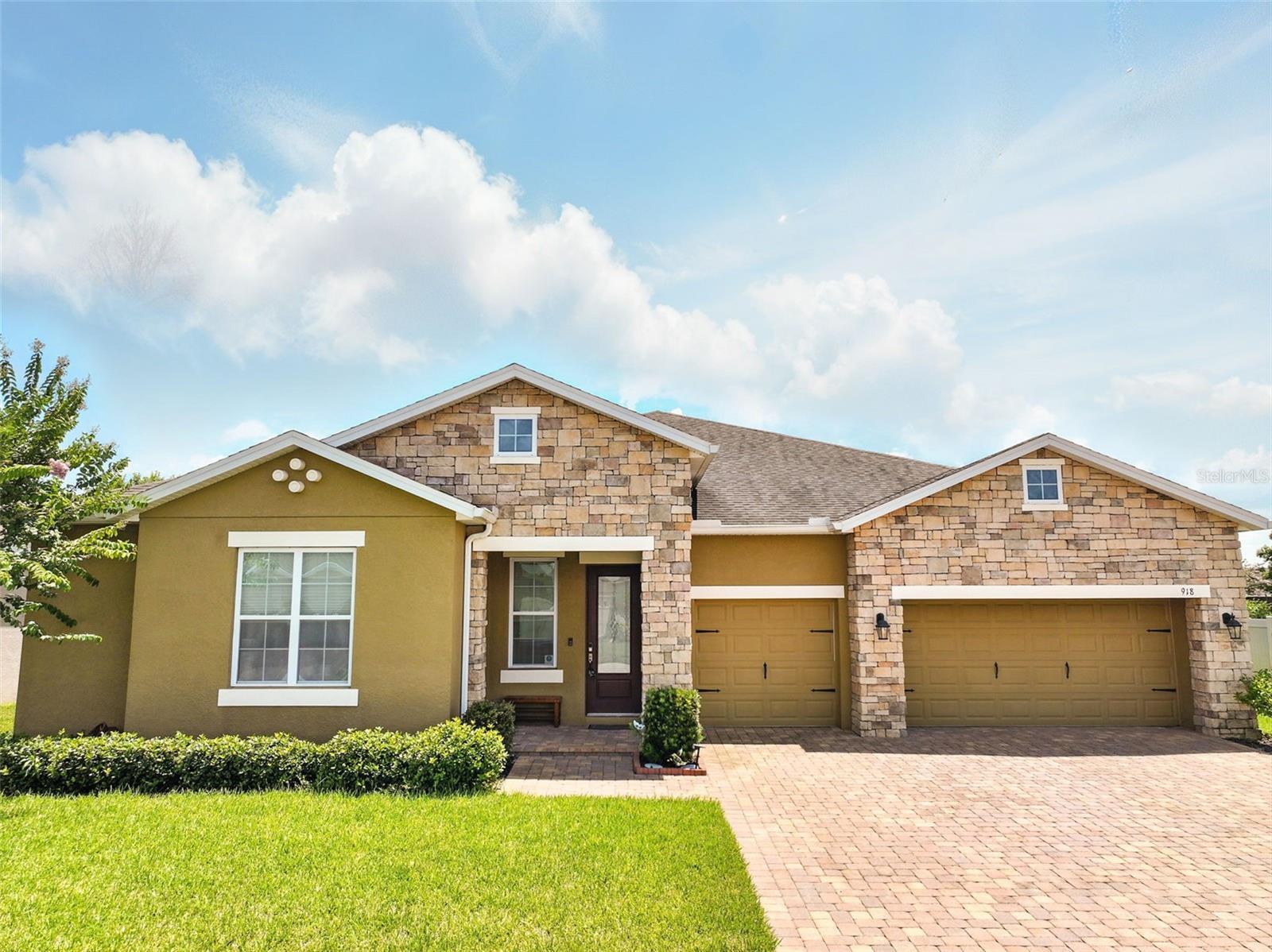 Property Photo: 918 Blackthorn Drive FL 32703