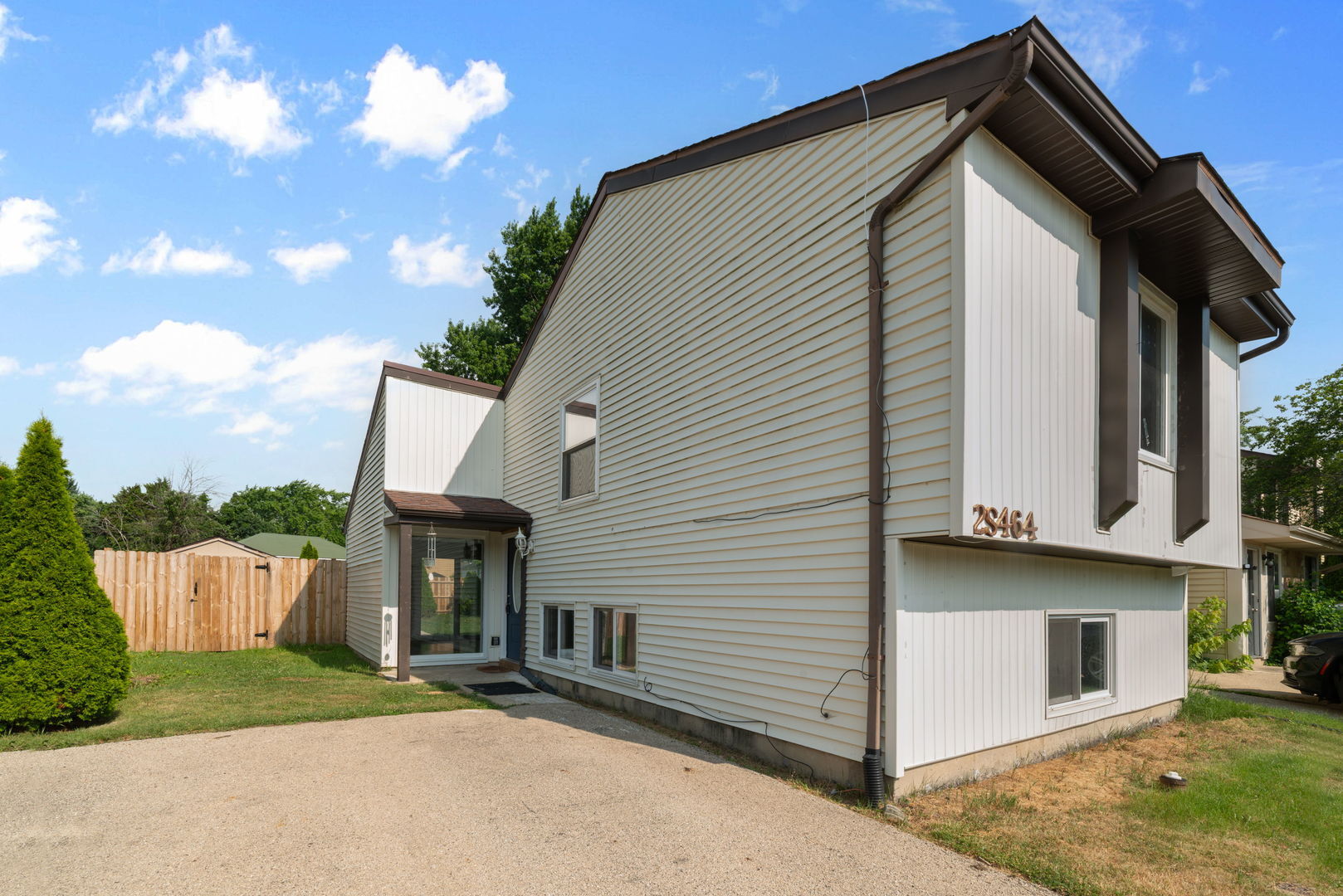 Property Photo:  2S464 Cottonwood Court  IL 60555 