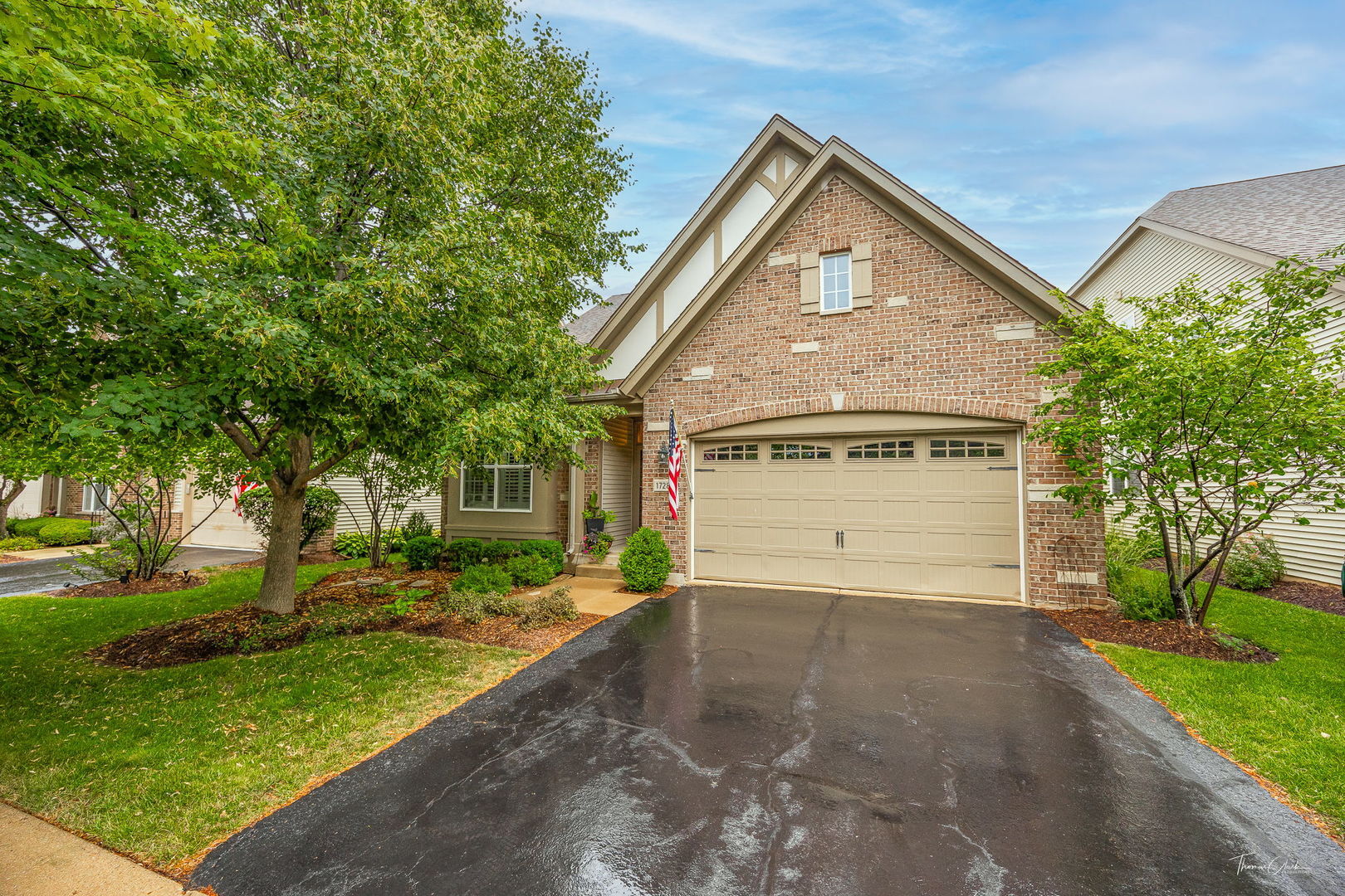 Property Photo: 1728 Briarheath Drive IL 60505