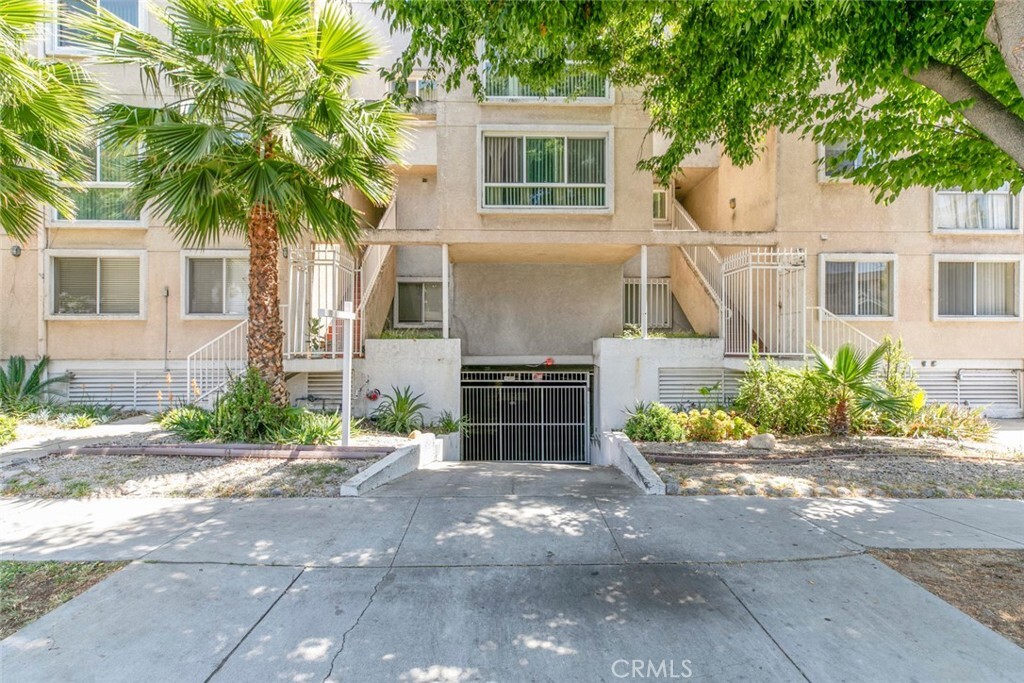Property Photo: 116 W Maple Street 25 CA 91204