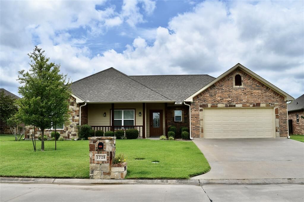 Property Photo:  1729 Round Rock Circle  TX 75482 