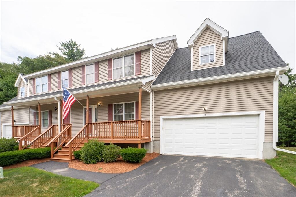 Property Photo: 7 Oakes Cir 7 MA 01527