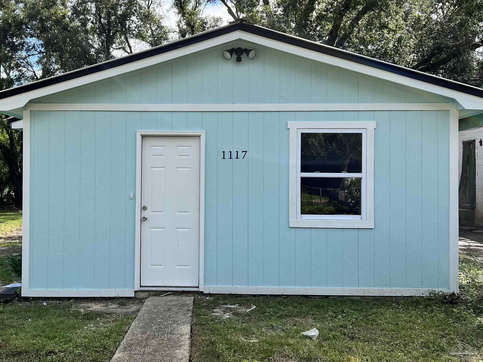 Property Photo:  1117 W Maxwell St  FL 32501 