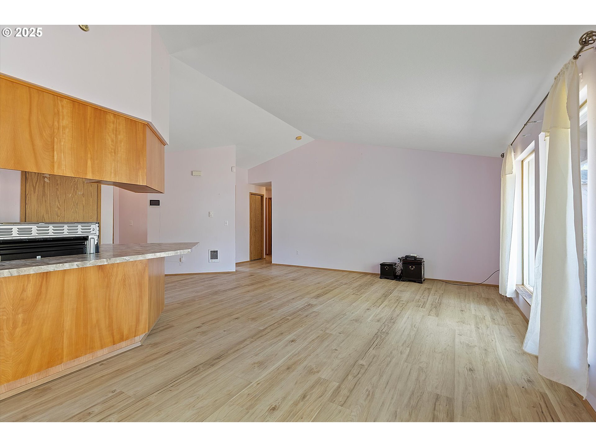 Property Photo: 271 SW Manzanita St OR 97128