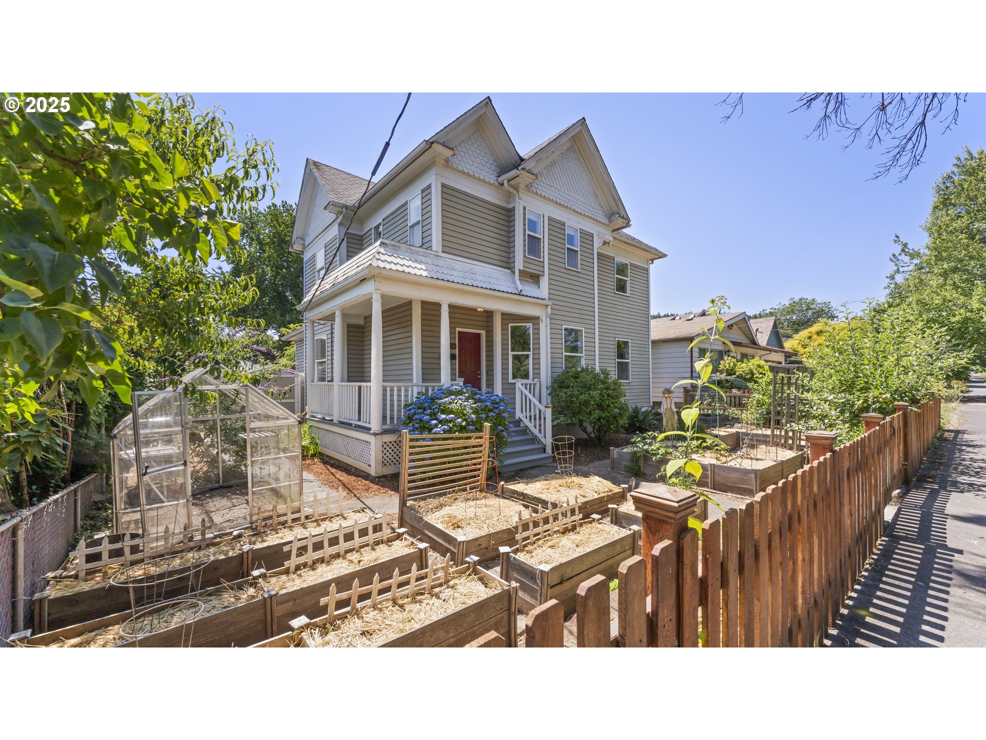 Property Photo: 7824 SE Alder St OR 97215