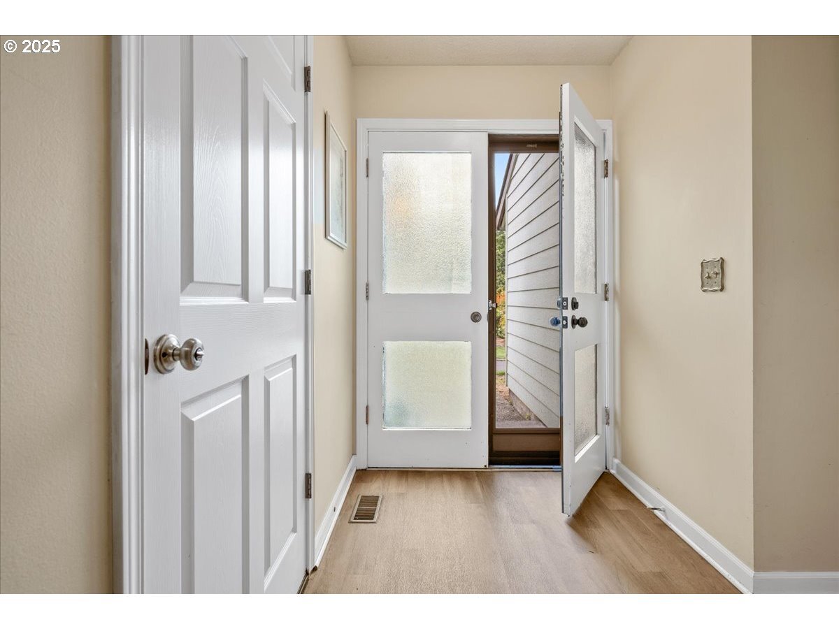 Property Photo: 4220 NE 125th Pl OR 97230