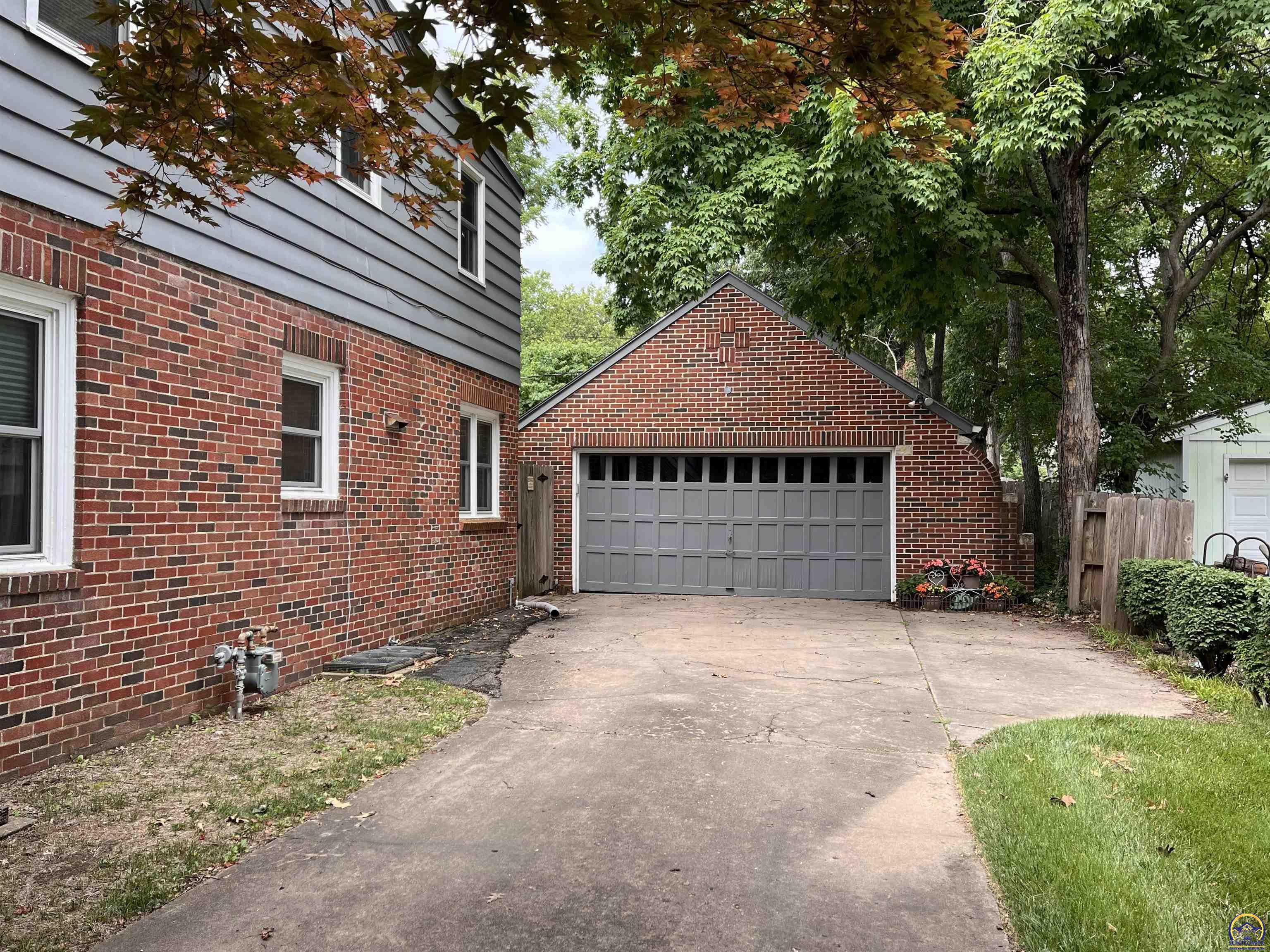 Property Photo: 2031 SW Oakley Ave KS 66606