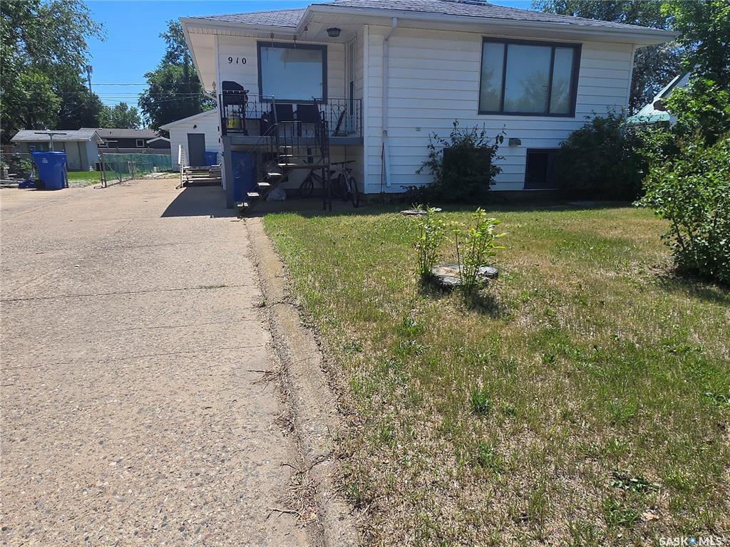 Property Photo: 910 Isabelle Street SK S4A 1R4