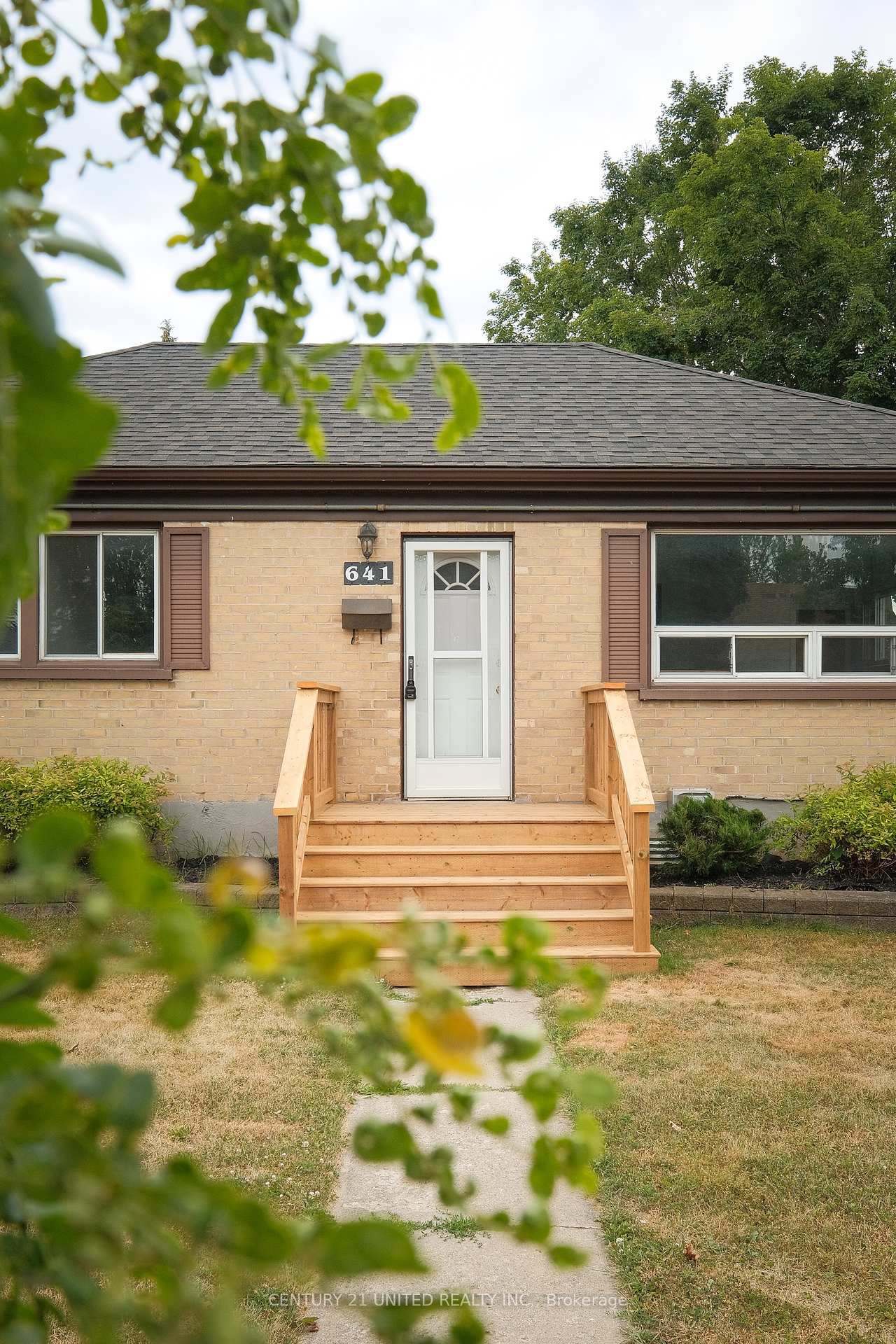 Property Photo: 641 Bellaire Street ON K9J 3Y5
