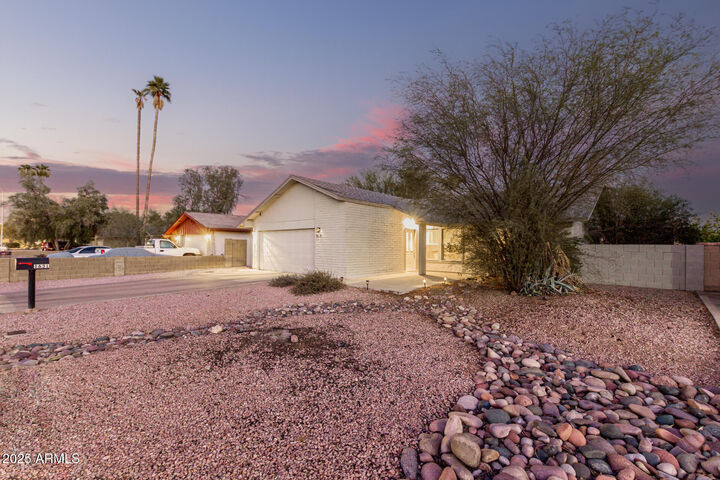 Property Photo: 1631 E Bell De Mar Drive AZ 85283
