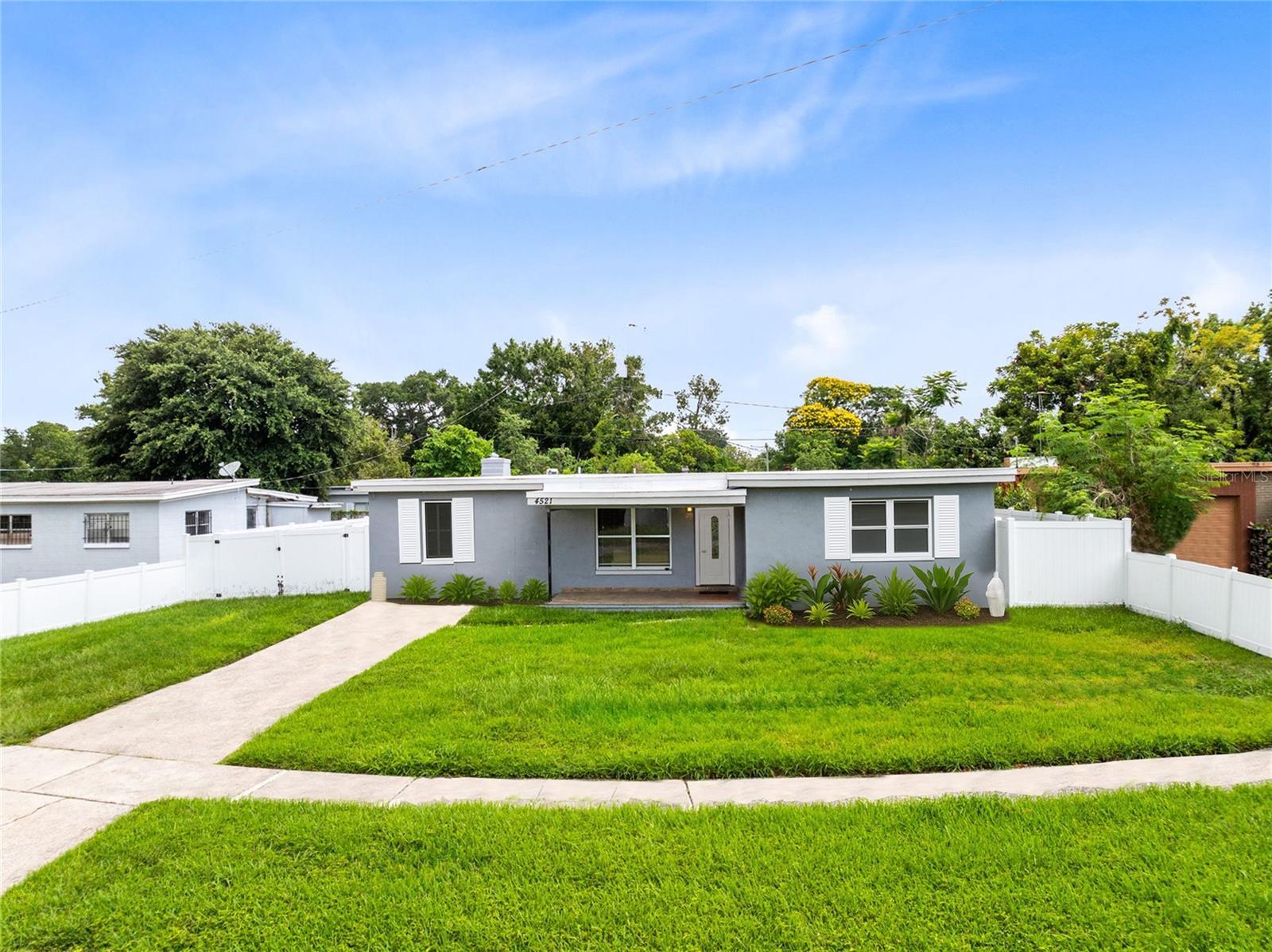 Property Photo: 4521 Lawne Court FL 32808